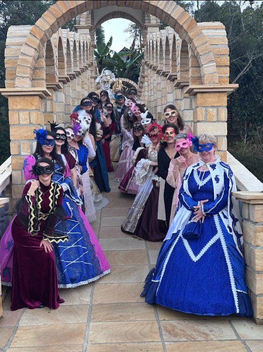 Grupo do Chá de Livros comemorando 10 anos, em uma festa à fantasia